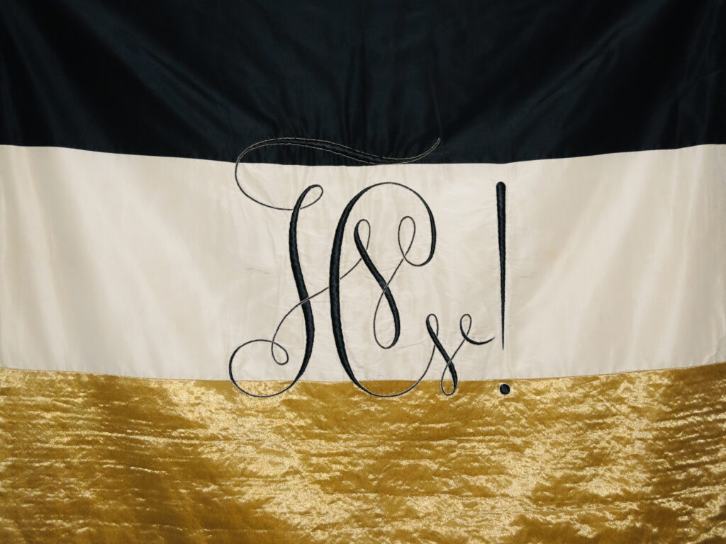 Rückseite des Banners der Burschenschaft Vandalia in den Farben Schwarz-Weiß-Gold mit dem Zirkel.
