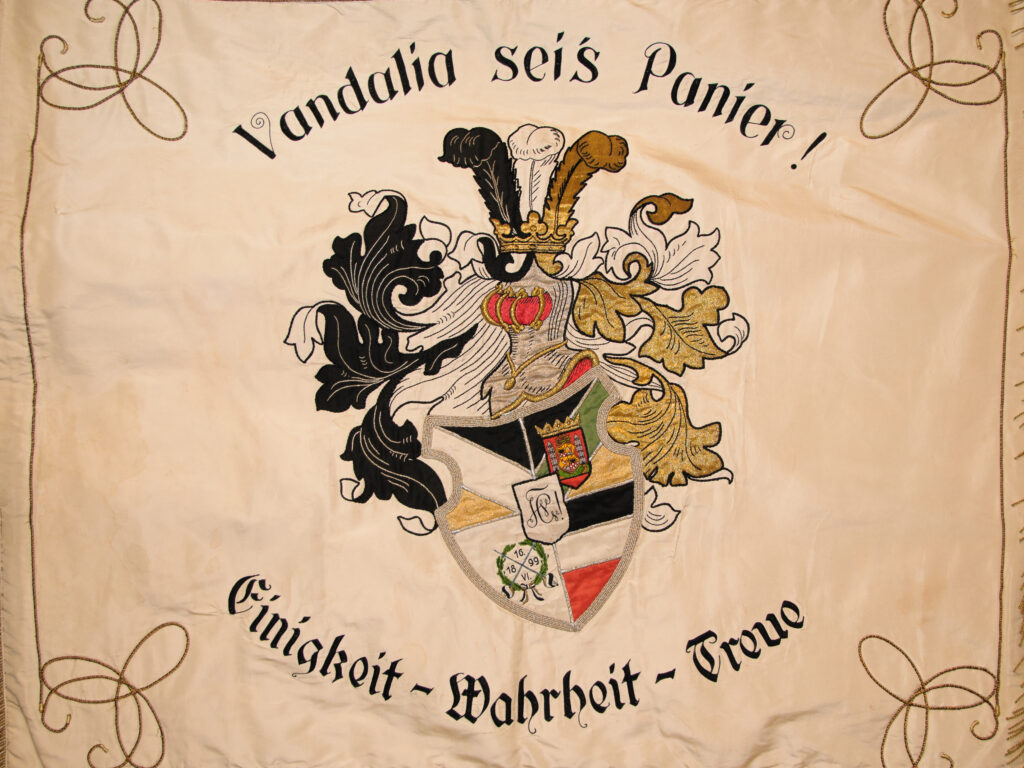 Vorderseite der Banner der Burschenschaft Vandalia mit Vollwappen und Wahlspruch.