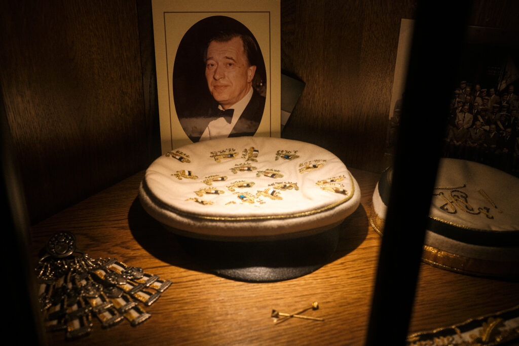 Diverse Couleurartikel in einer Vitrine.