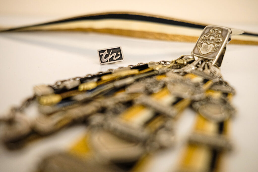 Zipfelbund und Band der Burschenschaft Vandalia sowie Anstecknadel der TU-Ilmenau.