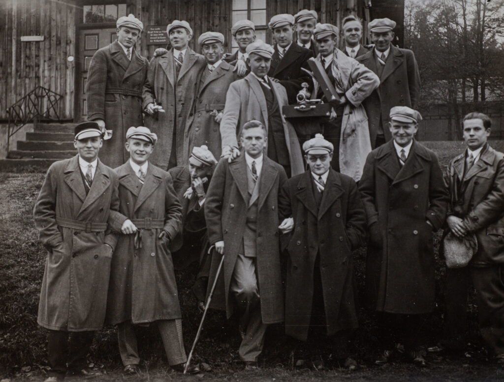 Ein Gruppenfoto in Schwarz-Weiß zeigt eine Gruppe junger Männer (Aktivitas).