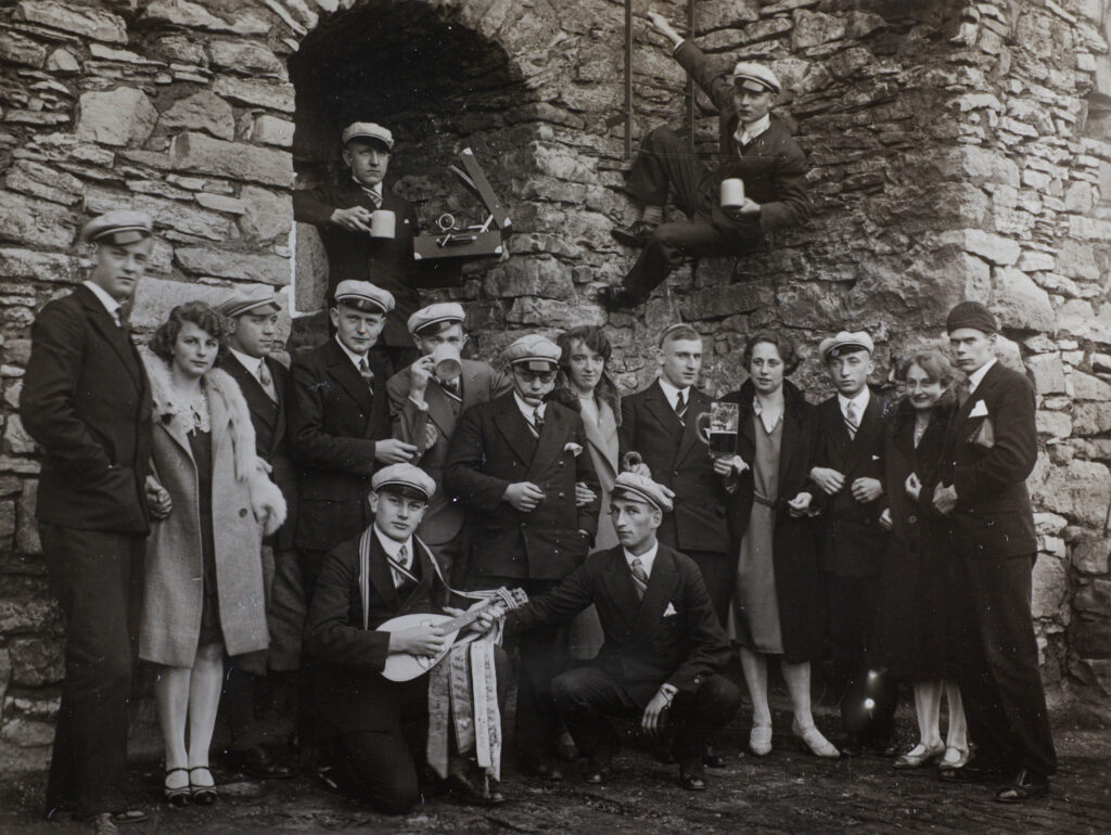 Gruppenfoto in Schwarz-Weiß zeigt eine Gruppe junger Männer und Frauen.